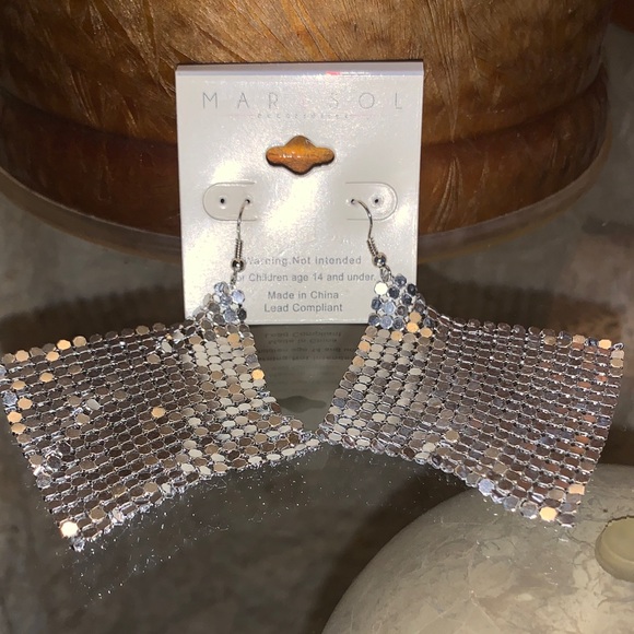 Elegant Silver Sequin Earrings - Picture 4 of 6